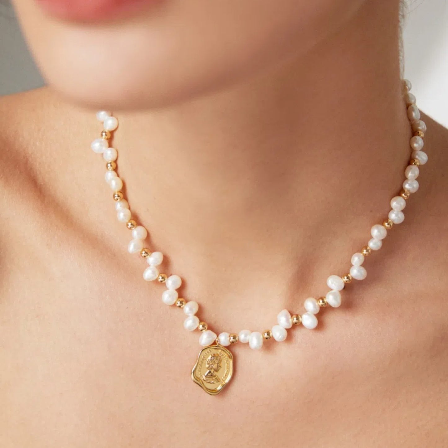 Queen brand natural pearl necklace