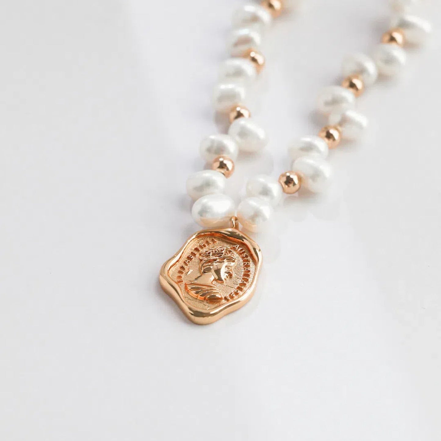 Queen brand natural pearl necklace